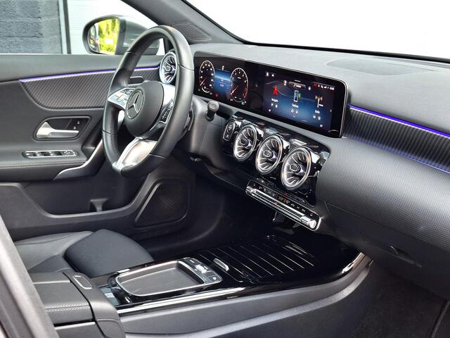 Mercedes-Benz A-KLASSE Limousine 180 Star Edition Luxury | Trekhaak | Achteruitrijcamera | Multibeam LED | Widescreen | Sfeerverlichting | Keyless-GO
