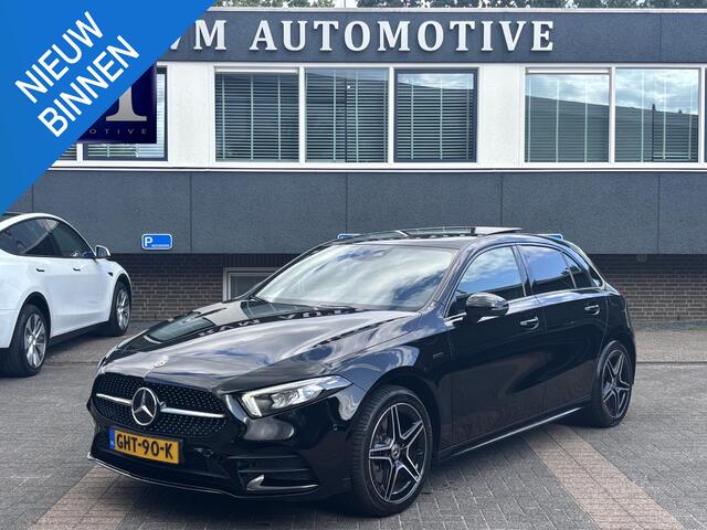 Mercedes-Benz A-KLASSE 250 e Business Solution AMG Limited PHEV PLUG-IN HYBRIDE| PANORAMA DAK | AMBILIGHT | STOELVERWARMING | CAMERA | BLACK OPTIC PAKKET | WIDESCREEN DISPLAY | APPLE CARPLAY | RIJKLAAR MET 12 MND BOVAG GARANTIE |