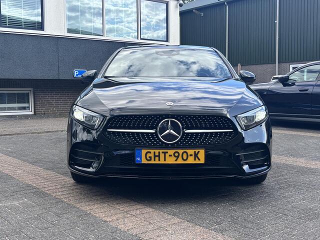 Mercedes-Benz A-KLASSE 250 e Business Solution AMG Limited PHEV PLUG-IN HYBRIDE| PANORAMA DAK | AMBILIGHT | STOELVERWARMING | CAMERA | BLACK OPTIC PAKKET | WIDESCREEN DISPLAY | APPLE CARPLAY | RIJKLAAR MET 12 MND BOVAG GARANTIE |
