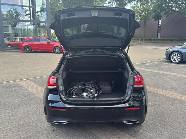 Mercedes-Benz A-KLASSE 250 e Business Solution AMG Limited PHEV PLUG-IN HYBRIDE| PANORAMA DAK | AMBILIGHT | STOELVERWARMING | CAMERA | BLACK OPTIC PAKKET | WIDESCREEN DISPLAY | APPLE CARPLAY | RIJKLAAR MET 12 MND BOVAG GARANTIE |