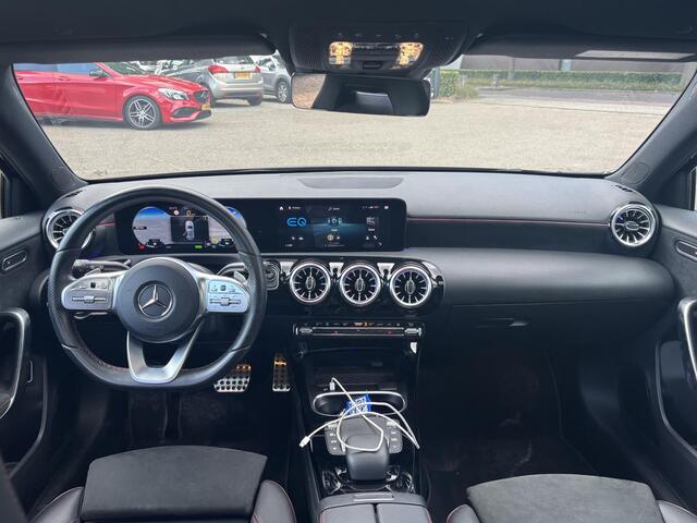 Mercedes-Benz A-KLASSE 250 e Business Solution AMG Limited PHEV PLUG-IN HYBRIDE| PANORAMA DAK | AMBILIGHT | STOELVERWARMING | CAMERA | BLACK OPTIC PAKKET | WIDESCREEN DISPLAY | APPLE CARPLAY | RIJKLAAR MET 12 MND BOVAG GARANTIE |