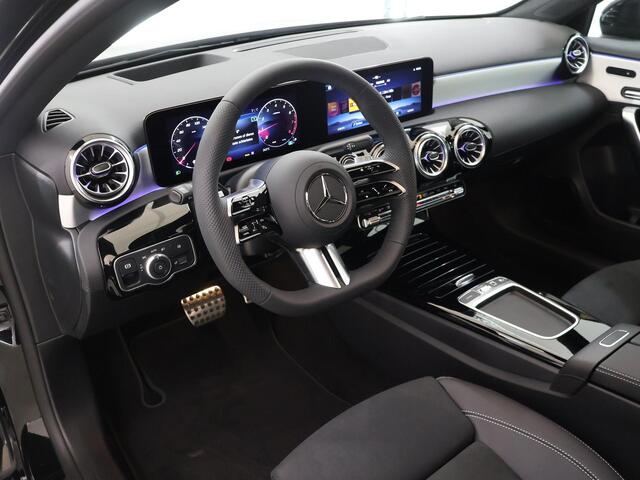 Mercedes-Benz A-KLASSE 180 Business Solution AMG | Panoramaschuifdak | AMG Line Plus | Night | Head-up display | Dodehoekassist |