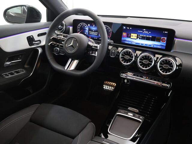 Mercedes-Benz A-KLASSE 180 Business Solution AMG | Panoramaschuifdak | AMG Line Plus | Night | Head-up display | Dodehoekassist |