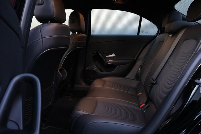 Mercedes-Benz A-KLASSE 180 Business Solution Automaat | Stoelverwarming | Camera | Sportstoelen | Carplay / Android Auto | NL Auto!