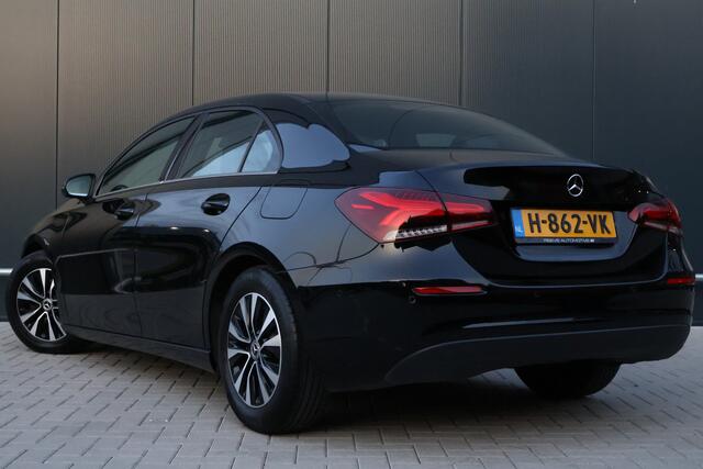 Mercedes-Benz A-KLASSE 180 Business Solution Automaat | Stoelverwarming | Camera | Sportstoelen | Carplay / Android Auto | NL Auto!