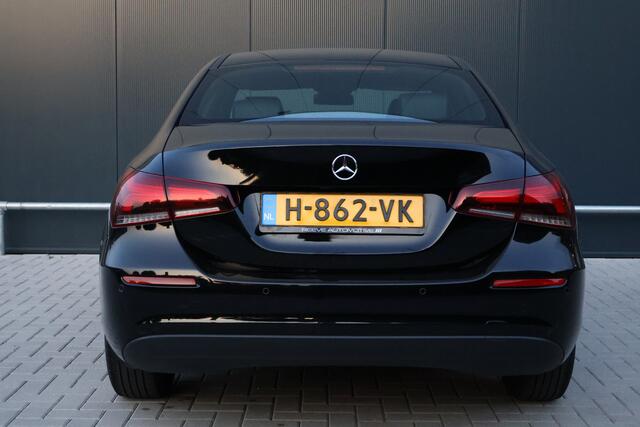 Mercedes-Benz A-KLASSE 180 Business Solution Automaat | Stoelverwarming | Camera | Sportstoelen | Carplay / Android Auto | NL Auto!