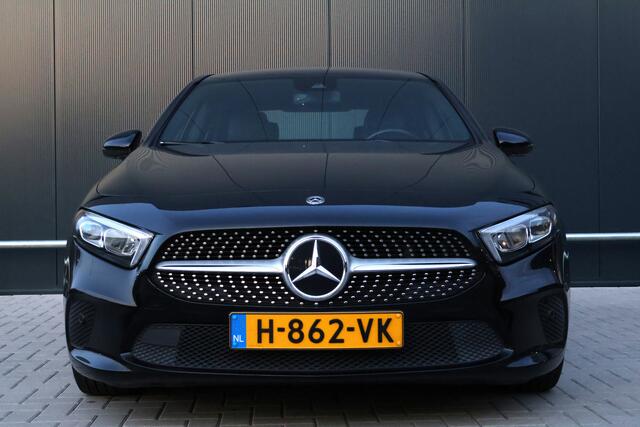 Mercedes-Benz A-KLASSE 180 Business Solution Automaat | Stoelverwarming | Camera | Sportstoelen | Carplay / Android Auto | NL Auto!