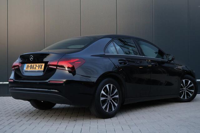 Mercedes-Benz A-KLASSE 180 Business Solution Automaat | Stoelverwarming | Camera | Sportstoelen | Carplay / Android Auto | NL Auto!