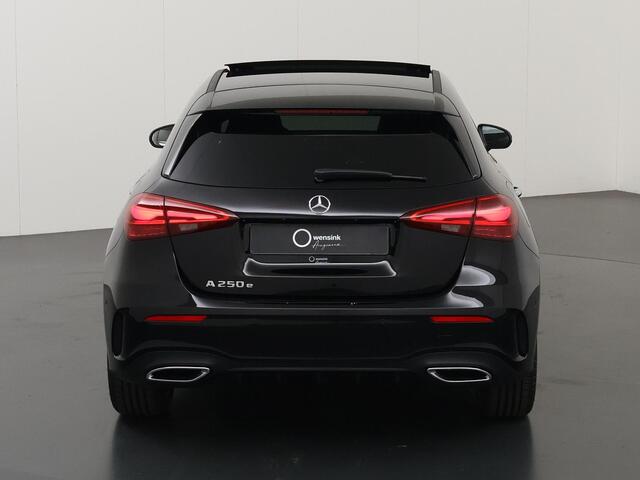 Mercedes-Benz A-KLASSE 250e Business Solution AMG | Panoramaschuifdak | Night | 360°-camera | Stoelverwarming voor |