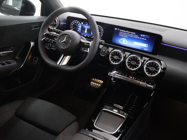Mercedes-Benz A-KLASSE 250e Business Solution AMG | Panoramaschuifdak | Night | 360°-camera | Stoelverwarming voor |