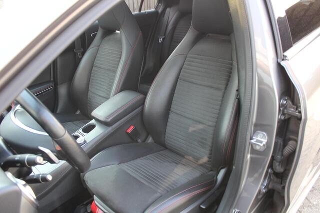 Mercedes-Benz A-KLASSE 180 Sport Edition AMG Pack, Night Pack, Panoramadak, PDC incl Camera, Klima, Winterpack. 1e eigenaar