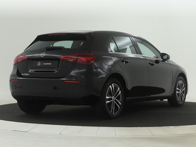 Mercedes-Benz A-KLASSE 250 e Star Edition | Dodehoekassistent | Extra USB-poorten | Spiegelpakket | High-performance led-koplampen | Parkeerpakket met achteruitrijcamera | Verwarmde stoelen vooraan |