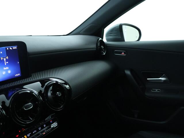 Mercedes-Benz A-KLASSE 250 e Star Edition | Trekhaak | Dodehoekassistent | Parkeerpakket met Camera | Stoelverwarming | DAB | LED | Extra USB-poorten | Spiegelpakket | Zitcomfortpakket | Comfortstoelen voor |