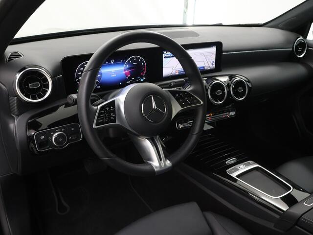 Mercedes-Benz A-KLASSE 180 Star Edition Luxury Line | Panoramadak | Achteruitrijcamera | Stoelverwarming | Widescreen | Sfeerverlichting |
