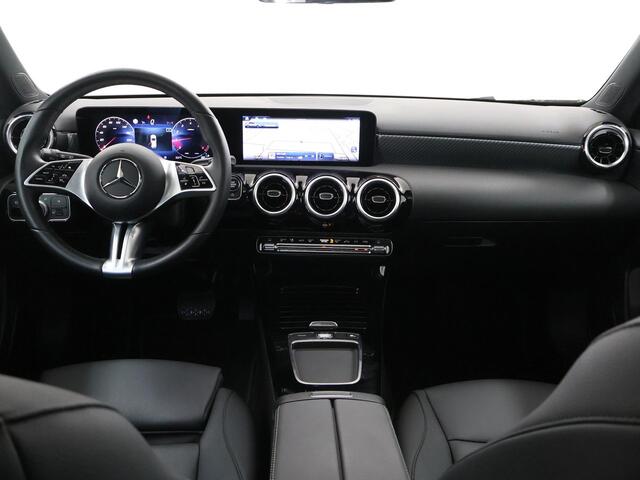 Mercedes-Benz A-KLASSE 180 Star Edition Luxury Line | Panoramadak | Achteruitrijcamera | Stoelverwarming | Widescreen | Sfeerverlichting |