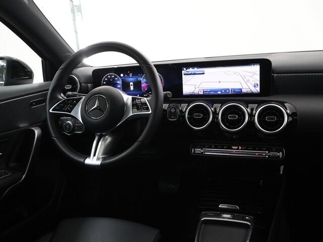 Mercedes-Benz A-KLASSE 180 Star Edition Luxury Line | Panoramadak | Achteruitrijcamera | Stoelverwarming | Widescreen | Sfeerverlichting |
