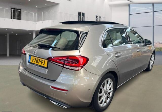 Mercedes-Benz A-KLASSE 180 Business Solution Luxury 17"/Panoramadak/Elektrische stoelen + memory/Keyless/Trekhaak/Stoelverwarming/Multibeam/Sfeerverlichting/Camera