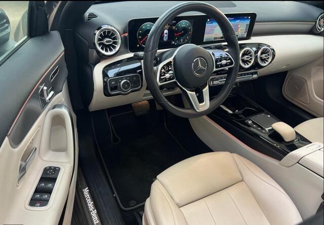 Mercedes-Benz A-KLASSE 180 Business Solution Luxury 17"/Panoramadak/Elektrische stoelen + memory/Keyless/Trekhaak/Stoelverwarming/Multibeam/Sfeerverlichting/Camera