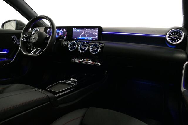 Mercedes-Benz A-KLASSE 200 AMG Line / Facelift / A45 AMG Diffuser / Panamericana Grill / Panoramadak / Elektr. verstelbare voorstoelen + memory / Ambienteverlichting / Apple Carplay - Andriod Auto / Adaptief onderstel AMG / Head-up display / Rondomzicht camera / Multibeam LED /