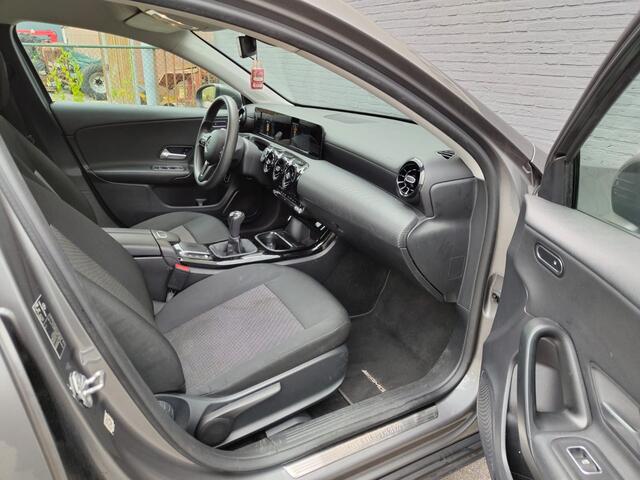 Mercedes-Benz A-KLASSE 180 Sedan Navi Ecc Camera Cruise Control Pdc Keyless Stoelverwarming Regen-Lichtsensor Led Lmv Bluetooth