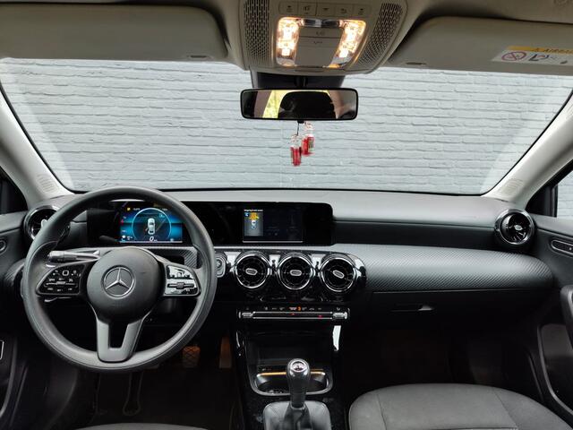 Mercedes-Benz A-KLASSE 180 Sedan Navi Ecc Camera Cruise Control Pdc Keyless Stoelverwarming Regen-Lichtsensor Led Lmv Bluetooth