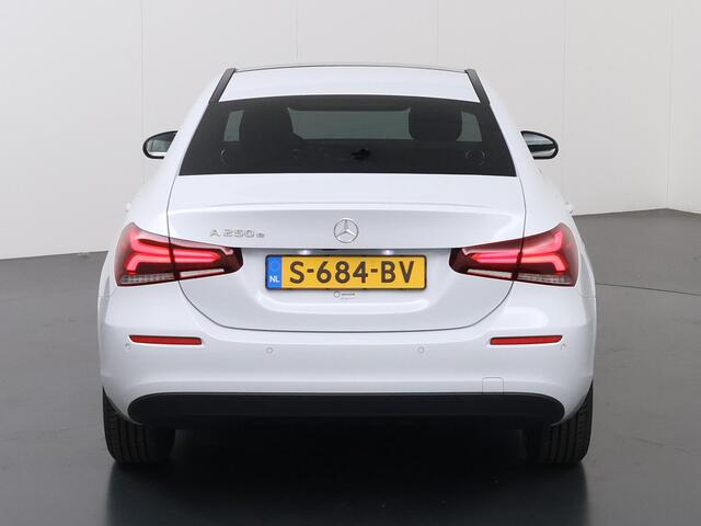 Mercedes-Benz A-KLASSE 250 e Business Line | Panoramadak | Rijassistentiepakket Plus | Stoelverwarming | Widescreen | Achteruitrijcamera |