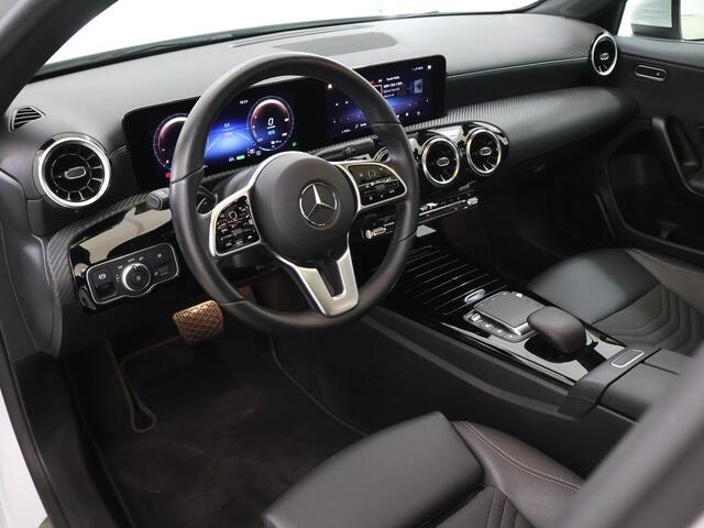 Mercedes-Benz A-KLASSE 250 e Business Line | Panoramadak | Rijassistentiepakket Plus | Stoelverwarming | Widescreen | Achteruitrijcamera |