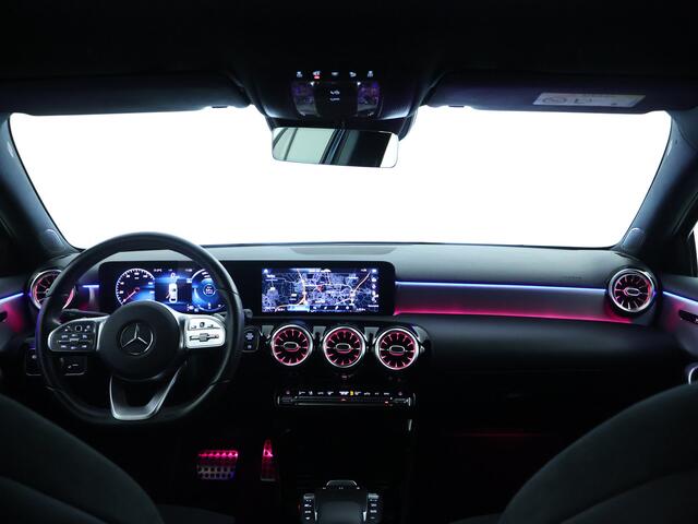 Mercedes-Benz A-KLASSE 180 Limousine AMG | Night Pakket | Trekhaak af fabriek | Sfeerverlichting | Parkeer pakket | Spiegel pakket | Inclusief 24 maanden MB Certified garantie voor Europa.