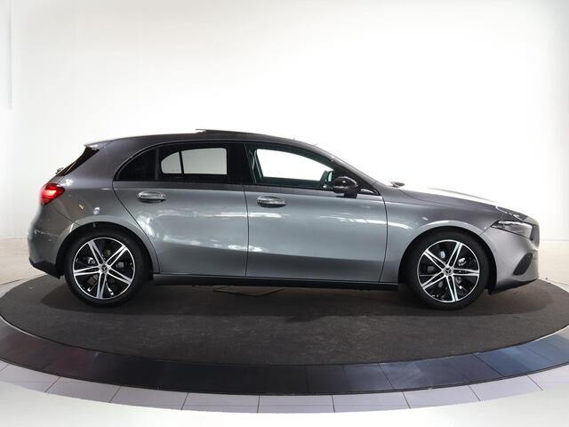Mercedes-Benz A-KLASSE 180 Star Edition Luxury Line | Panoramaschuifdak | Nightpakket | Digitaal display | Achteruitrijcamera | Led-koplampen | Stoelverwarming |