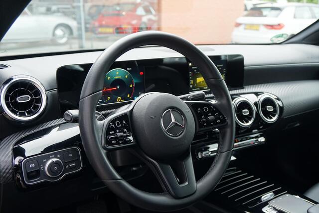 Mercedes-Benz A-KLASSE 180 d AUTOMAAT + AFNEEMBARE TREKHAAK / 18'' / LED / CAMERA