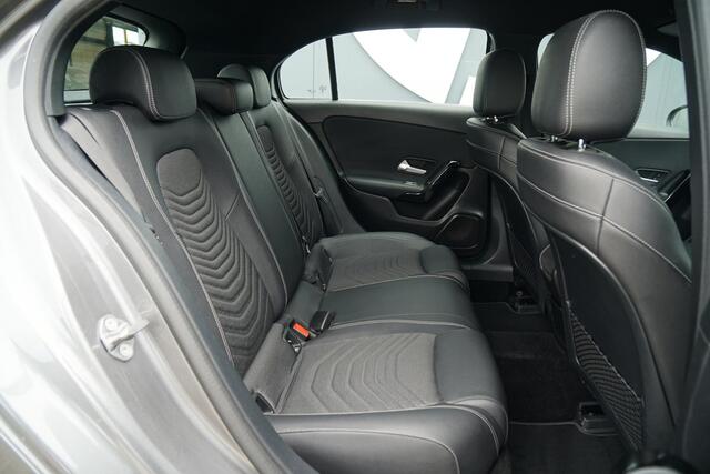 Mercedes-Benz A-KLASSE 180 d AUTOMAAT + AFNEEMBARE TREKHAAK / 18'' / LED / CAMERA