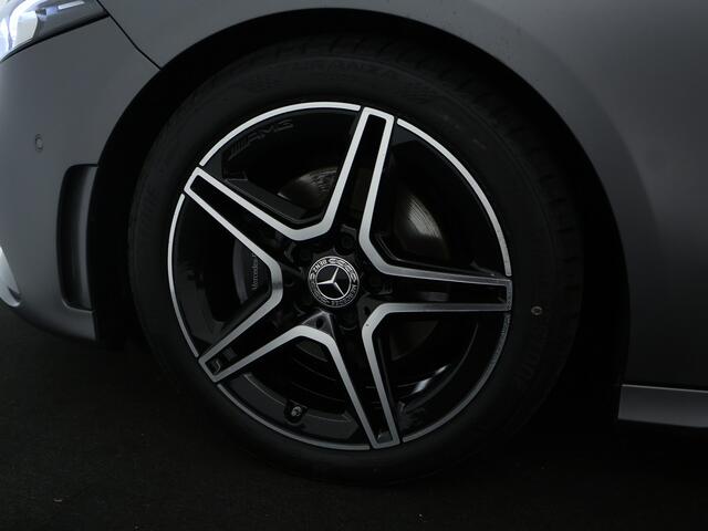 Mercedes-Benz A-KLASSE 180 AMG line Night Pakket | Sfeerverlichting | DAB | Parkeersensoren | Spiegelpakket | MBUX Navi | Inclusief 24 maanden MB Certified garantie voor Europa.