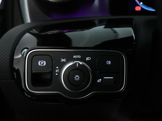 Mercedes-Benz A-KLASSE 180 AMG line Night Pakket | Sfeerverlichting | DAB | Parkeersensoren | Spiegelpakket | MBUX Navi | Inclusief 24 maanden MB Certified garantie voor Europa.