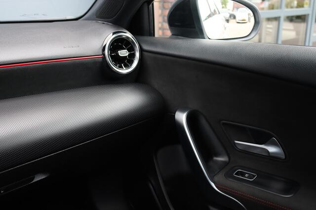Mercedes-Benz A-KLASSE 200 Business Solution AMG | Panoramadak | Camera | Night Pakket | High Performance Led | Widescreen | Regensensor |