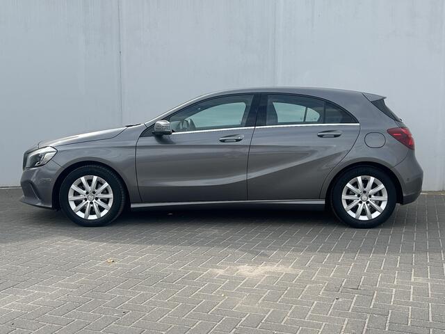 Mercedes-Benz A-KLASSE 180 BlueEfficiency Style Automaat / Trekhaak (Trekgewicht 1.200kg) / Airco / Cruise Control / Navigatie full map / Kunstlederen Bekleding / Sportstoelen
