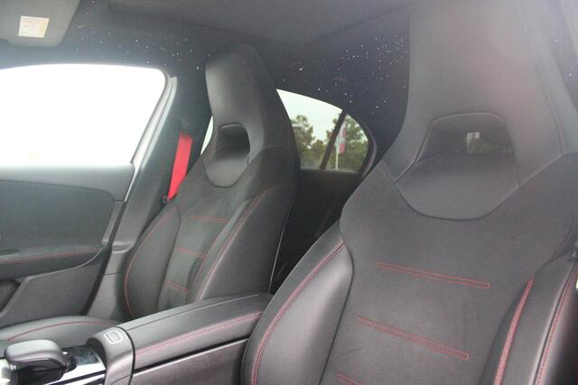 Mercedes-Benz A-KLASSE 180 136PK AUTOMAAT AMG LINE | STERRENHEMEL! | PANORAMISCH SCHUIF/KANTEL DAK | SFEER VERLICHTING | NAVIGATIE | ACHTERUITRIJ CAMERA | PARKEERSENSOREN VOOR EN ACHTER | HIGH PERFORMANCE LED KOPLAMPEN | STOEL VERWARMING | KEYLESS - GO | SPIEGEL PAKKET | NIGHT