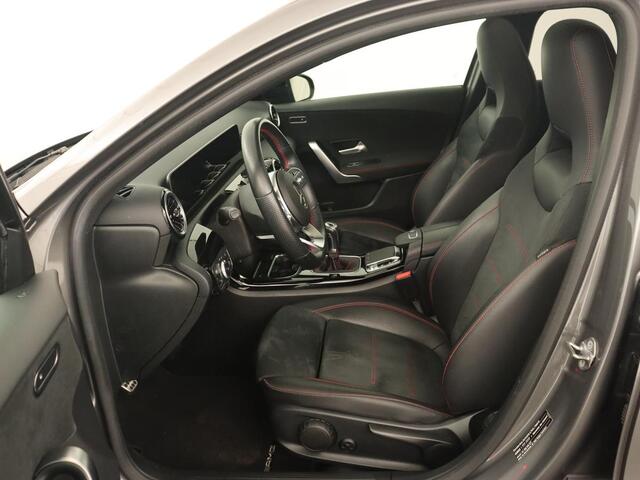 Mercedes-Benz A-KLASSE 180 Business Solution AMG | Panoramadak | Stoelverwarming | Leder/Alcantara | Navigatie | Park Assist | Camera | Widescreen | Full LED