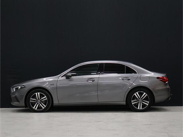 Mercedes-Benz A-KLASSE 250 e Business Solution Luxury Limited [SFEERVERLICHTING, TREKHAAK, CAMERA, PDC 360, CRUISE CONTROL, STOELVERWARMING, FLIPPERS, BLUETOOTH TELEFOON, AUTO AIRCO, NAVIGATIE, NIEUWSTAAT]