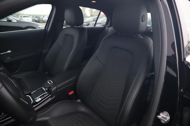 Mercedes-Benz A-KLASSE 160 Advantage Widescreen Full LED Sportstoelen Navigatie Camera Clima Cruise Carplay android 17 inch LMV Lane Assist Parkeersensor