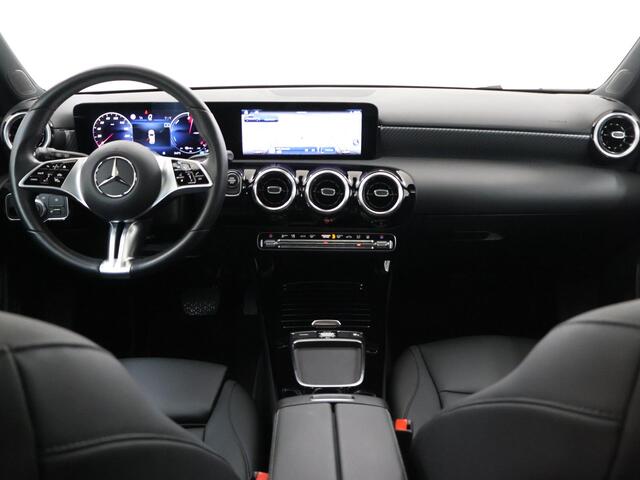 Mercedes-Benz A-KLASSE 250e Business Line | Panorama-schuifdak | Privacy Glass | Stoelverwarming | Achteruitrijcamera | DAB+ |