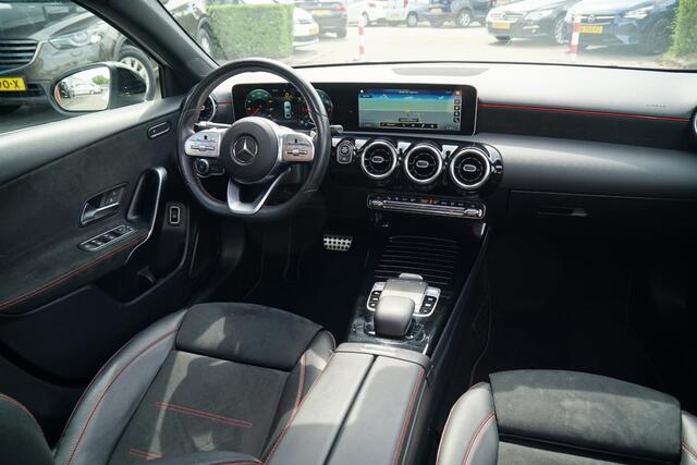 Mercedes-Benz A-KLASSE 180 AMG Line + SCHUIFDAK / CAMERA / NIGHTPAKKET / WIDESCREEN / CARPLAY