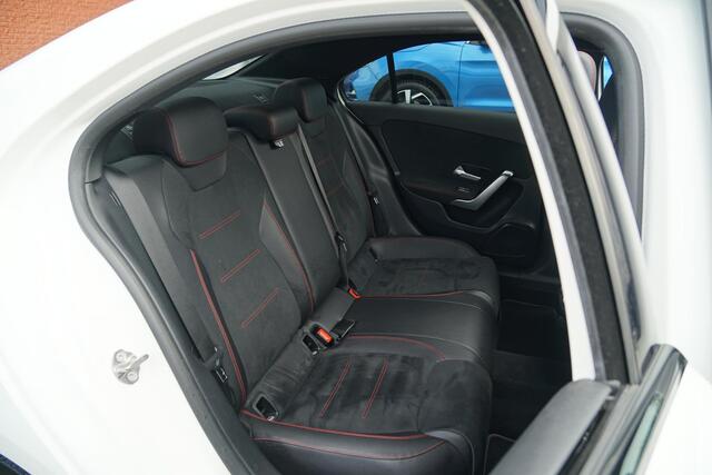 Mercedes-Benz A-KLASSE 180 AMG Line + SCHUIFDAK / CAMERA / NIGHTPAKKET / WIDESCREEN / CARPLAY