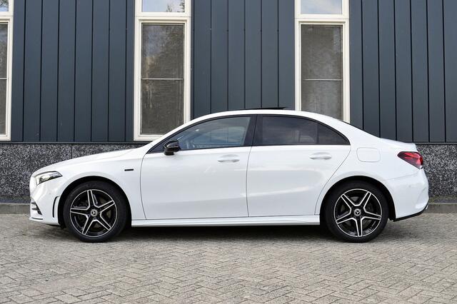 Mercedes-Benz A-KLASSE 250 e Business Solution AMG Limited Rijklaarprijs-Garantie Panorama dak Sfeer Verlichting Navigatie Led Camera