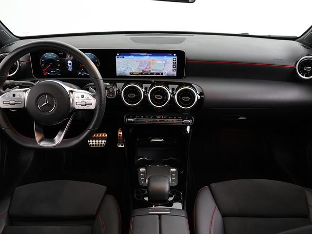 Mercedes-Benz A-KLASSE 180 Business Solution AMG | Panoramisch dak | Widescreen | AMG