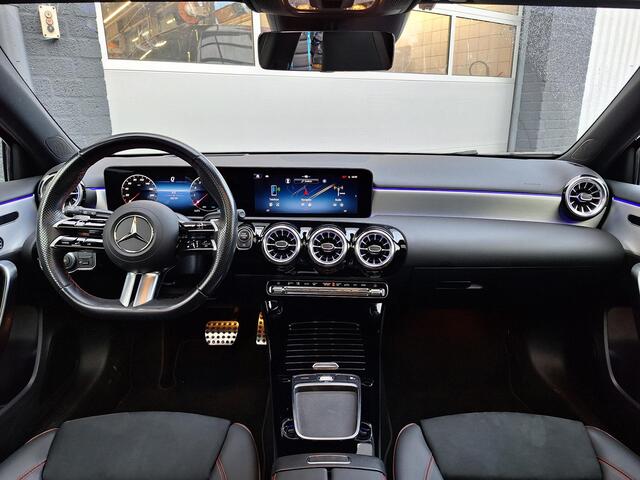 Mercedes-Benz A-KLASSE 200 AMG Line | Premium Plus | Panoramadak | 360° Camera | Memory pakket | Head-up Display | Sfeerverlichting | Keyless-GO | Multibeam LED | Dodehoekassistentie