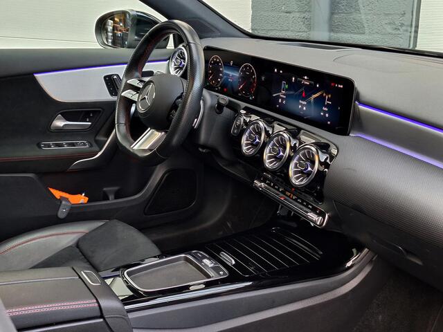 Mercedes-Benz A-KLASSE 200 AMG Line | Premium Plus | Panoramadak | 360° Camera | Memory pakket | Head-up Display | Sfeerverlichting | Keyless-GO | Multibeam LED | Dodehoekassistentie