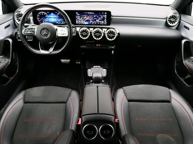 Mercedes-Benz A-KLASSE 250 e AMG Nightpakket | Sfeerverlichting | Car PLay | Dode Hoek Ass | Stoelverwarming | Parkeerpakket met Camera | Ledkoplampen | Achteruitrijcamera. Inclusief 24 maanden Mercedes-Benz Certified garantie voor Europa.