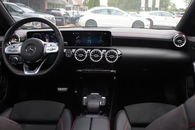 Mercedes-Benz A-KLASSE 180 d Business Solution AMG / A35 AMG Look / Panoramadak / Camera / 19'' / Leder&Alcanatara / Nightpakket / Cruise Control
