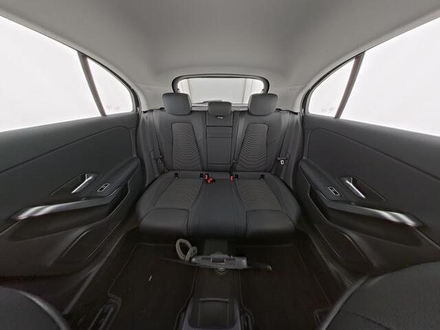 Mercedes-Benz A-KLASSE 250 e Face Lift Plug-In Hybride | Keyless Go | Stuur en Stoelverwarming | Sfeerverlichting | LED | Parkeerpakket met Camera | Inclusief 24 maanden Mercedes-Benz Certified garantie voor Europa.