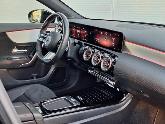 Mercedes-Benz A-KLASSE 250 e AMG Line | Premium | Night pakket | Panoramadak | Achteruitrijcamera | Stoelverwarming | Multibeam LED | Sfeerverlichting | Dodehoekassistentie | Keyless-GO